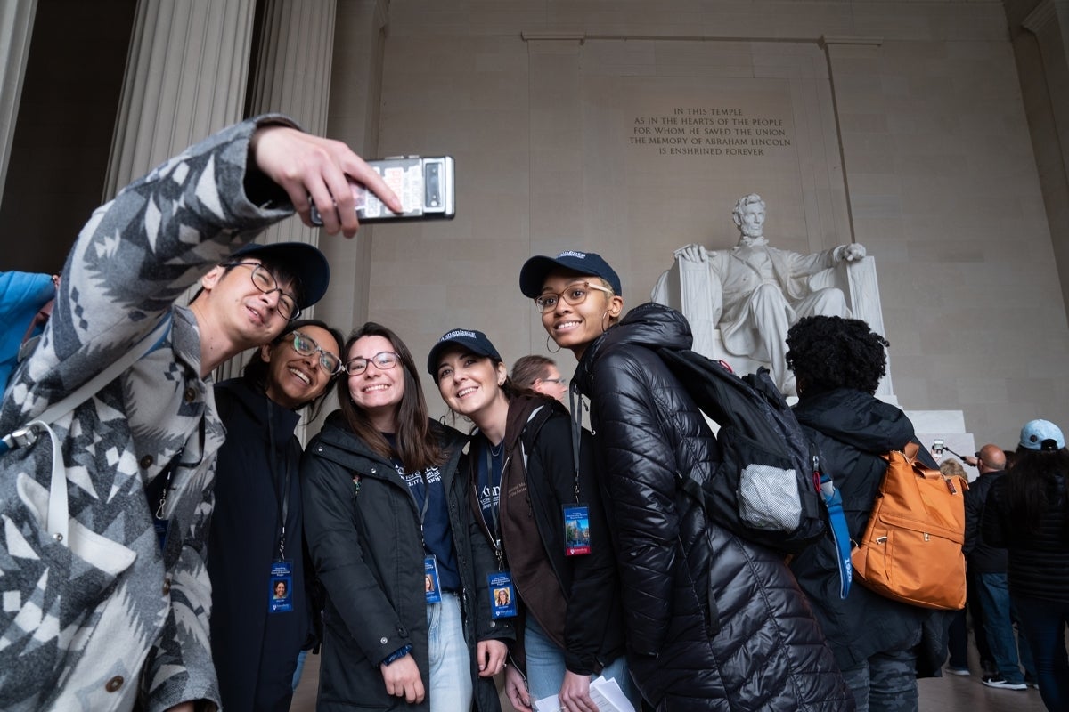 Five Annenberg students take a selfie in front of the Lincoln Memorial