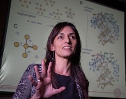 Sandra with charts 700 x 550.jpg Sandra Gonzalez-Bailon standing front of a screen with many network diagrams