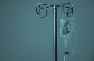 IV bag hanging from metal stand, photo credit Marcelo Leal / Unsplash