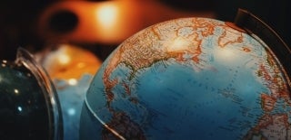 Focused shot of a globe for Spanish-speakers. The northern hemisphere from the United States to part of Europe and Africa can be seen. Photo credit for Juliana Kozoski, Unsplash.