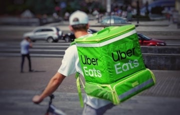 Photo of an Uber Eats food deliverer. Photo credit: Robert Anasch / Unsplash