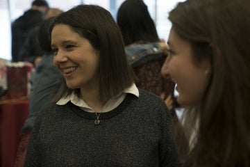 Ashley Parker smiling to her left, engaged in conversation 